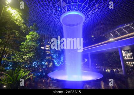 Singapur - 3. August 2019 - EINE Wasserfall-Lichtschau unterhält Besucher im Unterhaltungskomplex Jewel Changi in Singapur Stockfoto