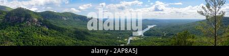 Breites Panorama auf den See Lure in North Carolina, Vereinigte Staaten, vom Chimney Rock aus gesehen Stockfoto