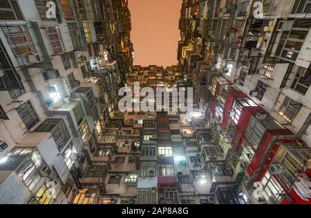 Hongkong - 10. März 2019 - Überfüllte Wohnungen in den Gebäuden Yick Fat, Yick Cheong und Fok Cheong in Montane Mansion Stockfoto