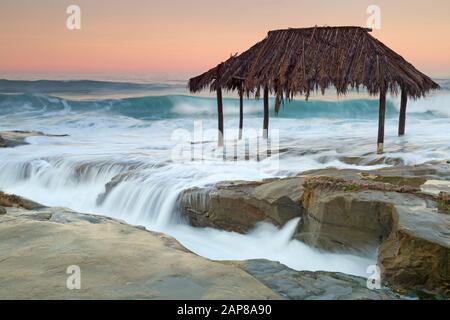 High Surf am Surf Shack, Windansea Beach, La Jolla, Kalifornien Stockfoto