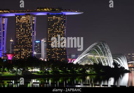 Singapur - 9. September 2018 - Marina Bay Sands and Gardens by the Bay in Singapur in der Nacht Stockfoto