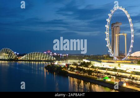 Singapur - 9. September 2018: Singapore Flyer und Marina Bay Landschaft nachts Stockfoto