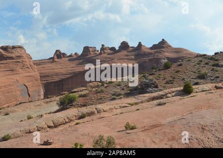 Frühsommer in Utah: Blick auf Die Natürlich Geneigte Landschaft Des Arch vom Aussichtspunkt Upper Arch im Arches National Park Stockfoto