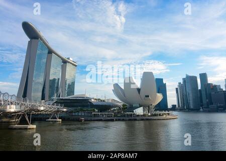 Singapur - 9. September 2018 - Weitwinkelansicht von Marina Bay Sands und dem ArtScience Museum in Singapur Stockfoto