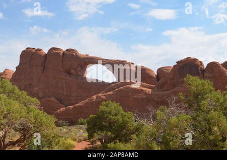 Frühsommer in Utah: Skyline Arch im Arches National Park Stockfoto