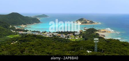 Panorama des Aharen-Strandes und des wunderschönen türkisfarbenen Wassers, das zu Korallenriffen auf der Tokashiki Island in Okinawa, Japan, führt Stockfoto