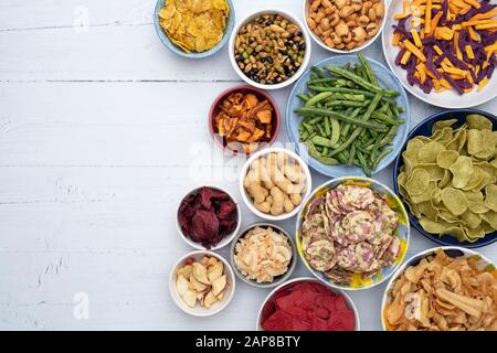 Snacks auf Gemüse- und Obstbasis. Gesunde vegetarische/vegane Snacks Stockfoto