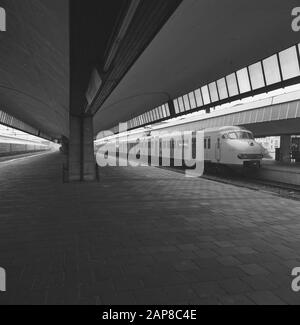Centraal Station in Rotterdam Datum: 1974 Ort: Rotterdam, Zuid-Holland Schlüsselwörter: Vordächer, Eisenbahn, Stationen, Züge Personenname: Centraal Station Stockfoto