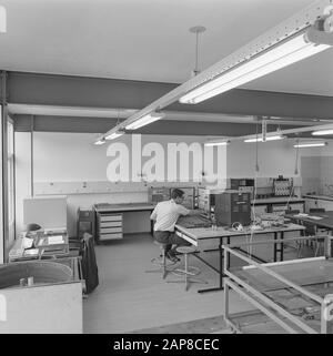 Analoges Datum: Undatierter Ort: Gelderland, Schaarsbergen Schlüsselwörter: Backen, Elektrolyt, Labors, Untersuchungen Stockfoto