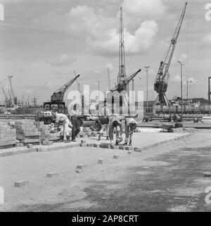 Bau, Verbesserung, Straßen, Deiche, Sparbecken, Vokale, Arbeiter Datum: 1967 Schlüsselwörter: Bau, Arbeiter, Deiche, Vokale, Sparbecken, Verbesserung, Straßen Stockfoto