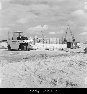 Bau, Verbesserung, Straßen, Deiche, Sparbecken, Reifenrollen Datum: 1967 Schlagwörter: Bau, Reifenrollen, Deiche, Sparbecken, verbessern, Straßen Stockfoto