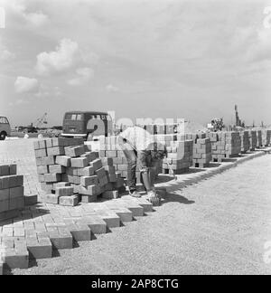 Bau, Verbesserung, Straßen, Deiche, Sparbecken, Vokale, Arbeiter Datum: 1967 Schlüsselwörter: Bau, Arbeiter, Deiche, Vokale, Sparbecken, Verbesserung, Straßen Stockfoto