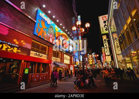 Osaka, Japan - 16. Dezember 2019: Namba-Shinsaibashi-Dotonbori Einkaufsstraße, das berühmte Viertel zum Einkaufen und Essen in Osaka, Japan. Stockfoto