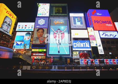 Osaka, Japan - 16. Dezember 2019: Die berühmte Glico Running man Plakatwand in der Namba-Shinsaibashi-Dotonbori Einkaufsstraße, Osaka, Japan. Stockfoto