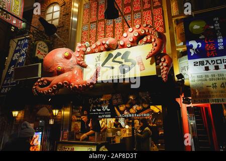 Osaka, Japan - 16. Dezember 2019: Namba-Shinsaibashi-Dotonbori Einkaufsstraße, das berühmte Viertel zum Einkaufen und Essen in Osaka, Japan. Stockfoto