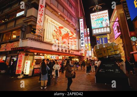 Osaka, Japan - 16. Dezember 2019: Namba-Shinsaibashi-Dotonbori Einkaufsstraße, das berühmte Viertel zum Einkaufen und Essen in Osaka, Japan. Stockfoto