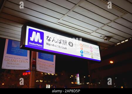 Osaka, Japan - 16. Dezember 2019 : Leuchtkastenschild der U-Bahn-Station Namba in Osaka, diese U-Bahn-Station liegt in der Nähe der Einkaufsmöglichkeiten von Namba-Shinsaibashi-Dotonbori Stockfoto