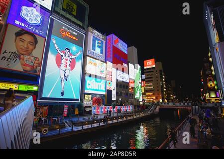 Osaka, Japan - 16. Dezember 2019: Die berühmte Glico Running man Plakatwand in der Namba-Shinsaibashi-Dotonbori Einkaufsstraße, Osaka, Japan. Stockfoto