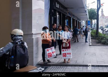 Uniqlo, japanischer Bekleidungshändler, eröffnet den ersten Laden in Vietnam im Parkson Einkaufszentrum, Ho-Chi-Minh-Stadt, Vietnam Stockfoto