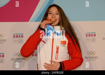 Lausanne, Schweiz. Januar 2020. Kränkelnde Eileen Gu aus China mit ihrer Goldmedaille vom Freeski Halfpipe Event Der Frauen bei den Olympischen Jugend-Winterspielen 2020 in der Schweiz in Lausanne. Kredit: Christopher Levy/ZUMA Wire/Alamy Live News Stockfoto