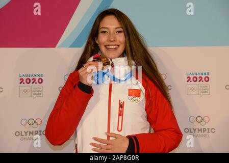 Lausanne, Schweiz. Januar 2020. Kränkelnde Eileen Gu aus China mit ihrer Goldmedaille vom Freeski Halfpipe Event Der Frauen bei den Olympischen Jugend-Winterspielen 2020 in der Schweiz in Lausanne. Kredit: Christopher Levy/ZUMA Wire/Alamy Live News Stockfoto