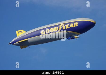 Pasadena, CA/USA - 1. Januar 2020: Das halbstarre Luftschiff Goodyear (alias Blimp) mit dem Namen "Wingfoot Three" wird in unmittelbarer Nähe über dem Rose Bowl angezeigt. Stockfoto