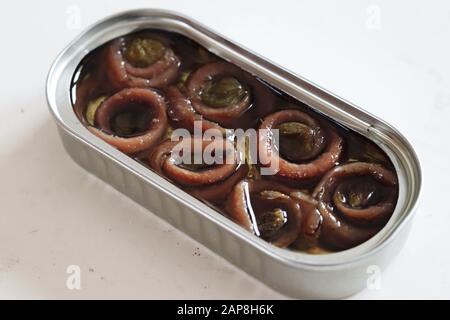 Zinn von aufgerollten Sardellen mit Kapern Stockfoto