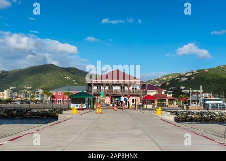 Road Town, British Virgin Islands - 16. Dezember 2018: Cruise Terminal oder Tortola Pier Park in der Road Town, Tortola, British Virgin Islands. Stockfoto