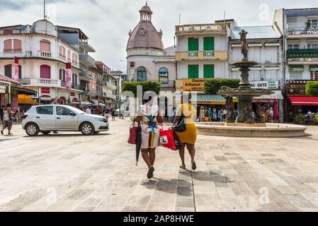 Pointe-à-Pitre, Guadeloupe - Dezember 14, 2018: Street View von Pointe-a-Pitre am Tag mit Geschäften und Fußgänger in den französischen überseeischen Departements für G Stockfoto