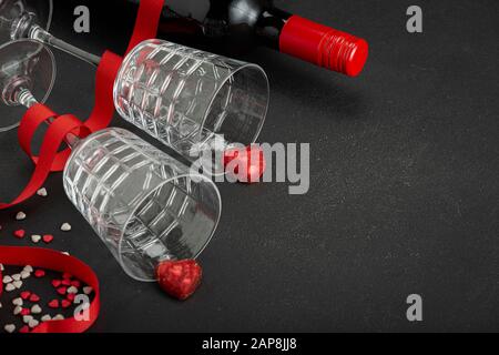 Zwei Gläser, Bändelrose, Bandherz, Glasweingläser, Weinflasche, Gläser, Wein, Champagner, Rotes Band, Valentinstag Stockfoto