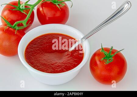 Ein 30-poliges Kabel zum USB-Kabel mit und iPhone 4s. Kabelmüll. Stockfoto