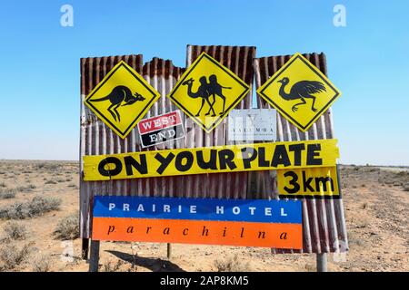 Werbung für das Prairie Hotel-Menü, das Mahlzeiten, emu- und Känguru-Fleischgerichte, Parachilna, Südaustralien, Australien serviert Stockfoto