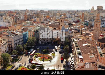 Über den Dächern von Valencia, Spanien. Blick auf das historische Stadtbild von der Kathedrale von Valencia mit Blick auf die Plaza de la Reina. Stockfoto