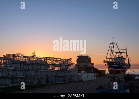 Wintersonnengang in Hastings am Strand des Fischerbootes Stade, Rock-a-Nore, East Sussex, Großbritannien Stockfoto