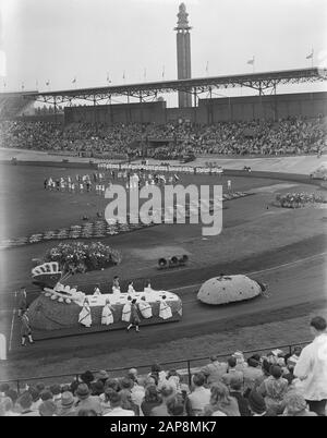 Flower Corso van Aalsmeer in Amsterdam Datum: 9. september 1950 Ort: Amsterdam, Noord-Holland Schlüsselwörter: Flower CORSO Stockfoto