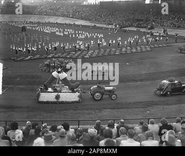 Flower Corso van Aalsmeer in Amsterdam Datum: 9. september 1950 Ort: Amsterdam, Noord-Holland Schlüsselwörter: Flower CORSO Stockfoto