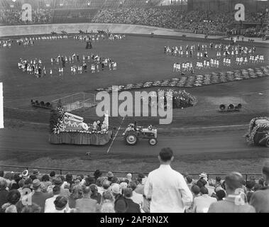 Flower Corso van Aalsmeer in Amsterdam Datum: 9. september 1950 Ort: Amsterdam, Noord-Holland Schlüsselwörter: Flower CORSO Stockfoto