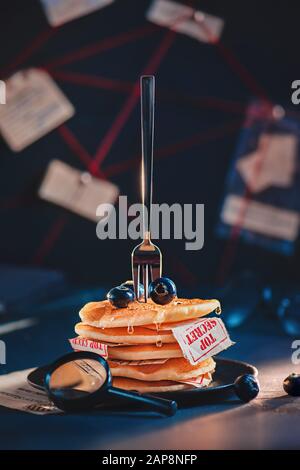 Kreative Lebensmittelfotografie, ein Stapel Pfannkuchen mit streng geheimen Dokumenten, Spionagekonzept Stockfoto