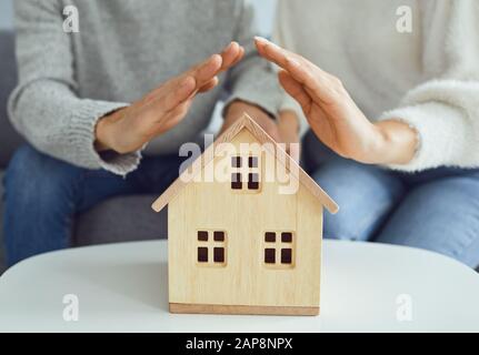 Konzept des Familienankaufs Leasing Verkauf Verkauf von Immobilien Immobilien Wohnung.