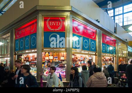 Einkaufen in der Dairy Produce Hall des Queen Victoria Market, Melbourne, Australien Stockfoto