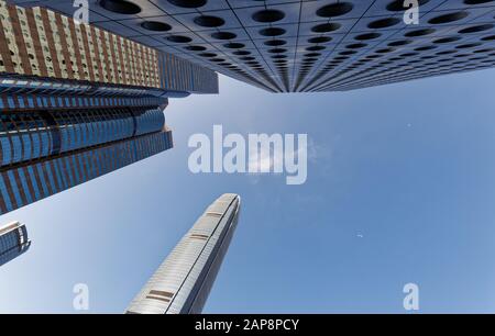 Blick durch Wolkenkratzer im Zentrum von Hongkong, Connaught Road Stockfoto