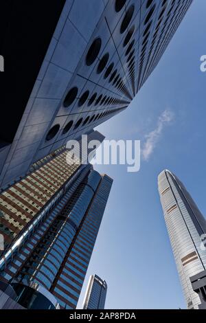 Blick durch Wolkenkratzer im Zentrum von Hongkong, Connaught Road Stockfoto