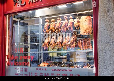 London, Großbritannien - 16. Januar 2020: Das Frontfenster eines chinesischen Restaurants in Londons Chinatown Stockfoto