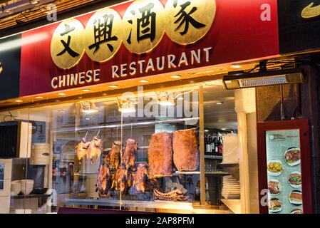 London, Großbritannien - 16. Januar 2020: Das Frontfenster eines chinesischen Restaurants in Londons Chinatown Stockfoto