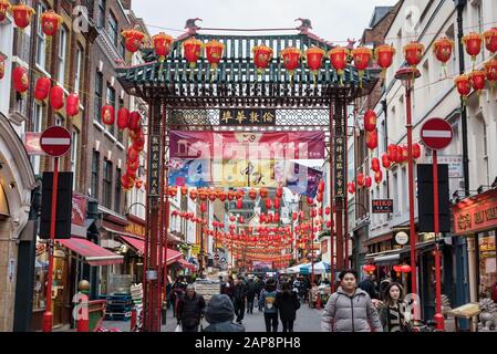 London, Großbritannien - 16. Januar 2020: Das Tor zu Londons Chinatown im Gebiet von Soho Stockfoto