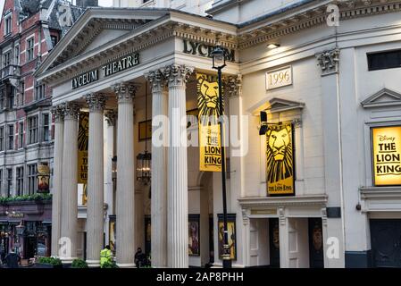 London, Großbritannien - 16. Januar 2020: Die Vorderseite des Lyceum Theatre, in dem das Musical Tina im Londoner West End aufgeführt ist Stockfoto
