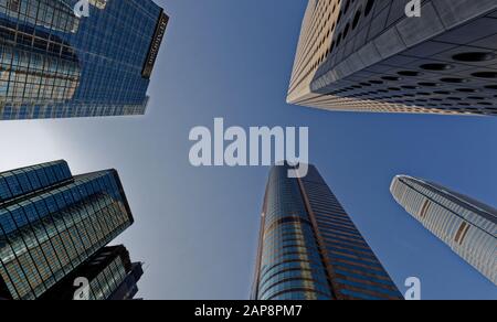 Blick durch Wolkenkratzer im Zentrum von Hongkong, Connaught Road Stockfoto