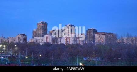 Stadtbild mit Apartmentgebäuden in Bukarest Rumänien, Blick vom Tineretului-Park nach Sonnenuntergang Stockfoto