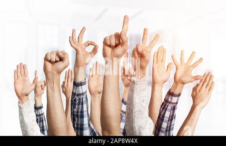 Zeile des Menschen Hände, die verschiedene Gesten Stockfoto