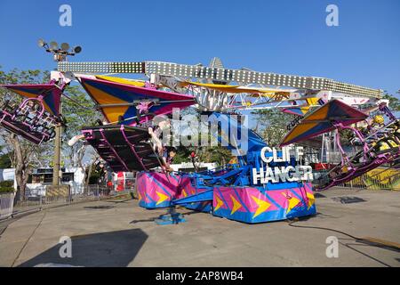 Kaohsiung, TAIWAN - 11. JANUAR 2020: Die Menschen genießen ein aufregendes Erlebnis beim Fahren auf dem Cliff Hanger Vergnügungspark Ride. Stockfoto